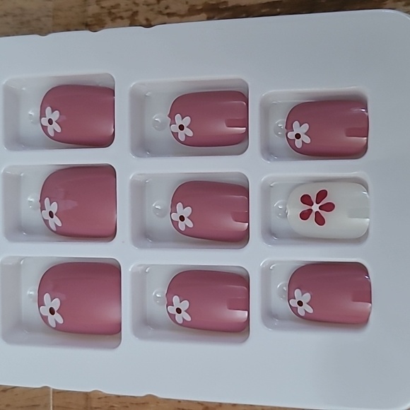 2/$16 Floral Short Press On Nails - Picture 15 of 16